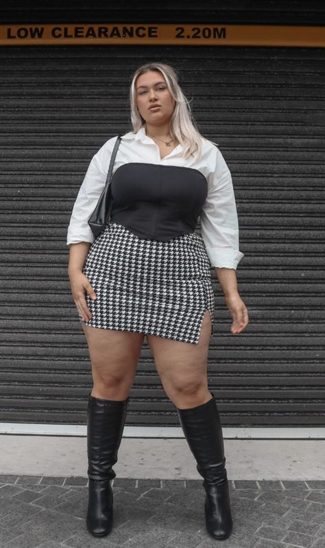 Knee Highs, Curvy Women Outfits, High Knees, Instagram A, Plus Size Fashion, Leather Skirt, Mini Skirts, Plus Size, Skirt