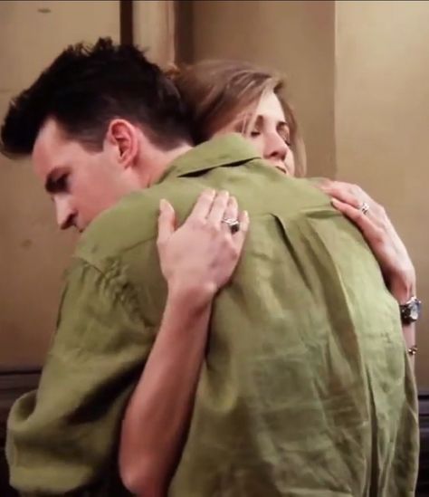 Chandler And Rachel, Rachel Chandler, Chandler Friends, Harry Potter Friends, Friends Hugging, Friends Cast, Friends Season, Friends Moments, Chandler Bing