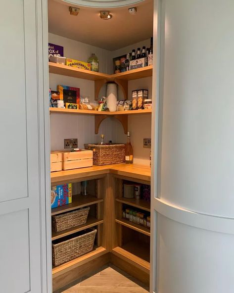 Rustic Pantry Ideas, Built In Spice Rack, Corner Pantries, Corner Pantry Ideas, Stained Island, Tom Howley Kitchens, Walk In Pantry Ideas, Pantry Designs, Rustic Pantry