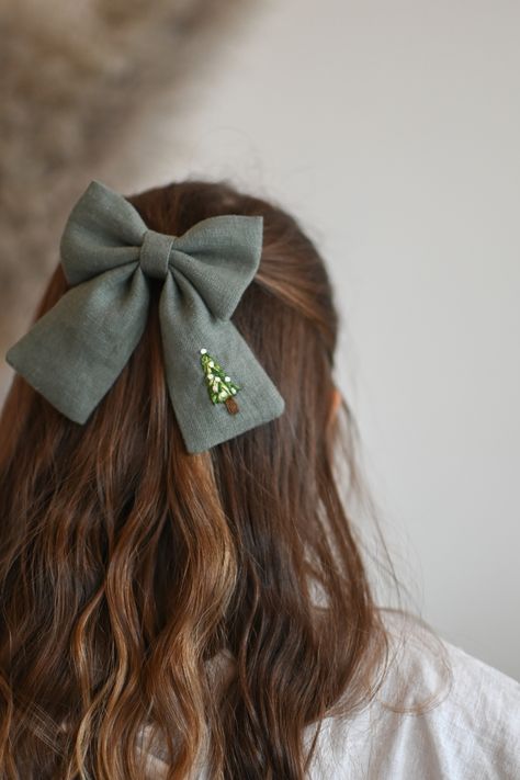 green hair bow, big linen hair bow with hand embroidered Christmas Tree Christmas Tree Hair, Festive Hair, Holiday Hair Bows, Christmas Tree Bows, Holiday Hair, Embroidered Christmas, Christmas Hairstyles, Christmas Bow, Christmas Hair