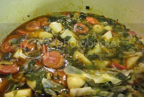 Portugese Kale Soup, Soup Kale, Chicken Kale Soup, Portuguese Kale Soup, Portuguese Soup, Portuguese Chicken, Portuguese Bread, Portuguese Dishes, Kale Soup Recipes