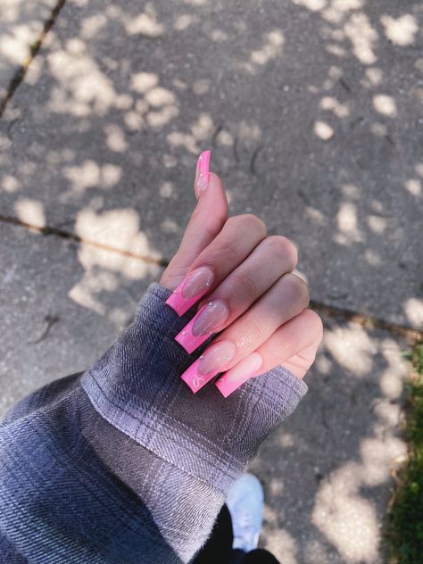 Nails W Boyfriend Initial, Nail Inspo With Initial Pink, Pink Nails With D Initial, Nails W C Initial, Nails With The Letter V On Them, Pink Nails With Initials On Them, Pink Nails With K Initial, Pink Nails Initials, Nails With Initials Boyfriend