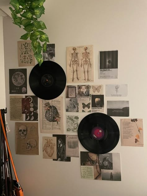 Record And Poster Wall, Art Gallery Room Ideas, Black Wall Room Aesthetic, Vintage Music Room Aesthetic, Room Decor Music Posters, Music Aesthetic Bedroom, Poster Arrangement Ideas, Pic Collage On Wall, Music Aesthetic Room