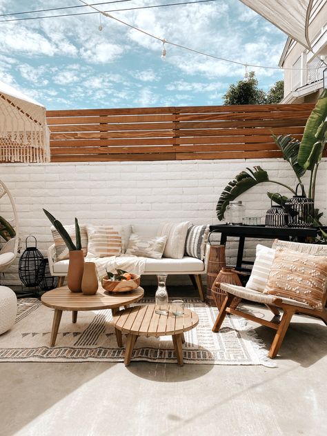 Palm Springs Patio, Kitchen Outside, Ideas Terraza, Desert Backyard, Bohemian Patio, Arizona House, Boho Patio, Outdoor Patio Space, Backyard Furniture