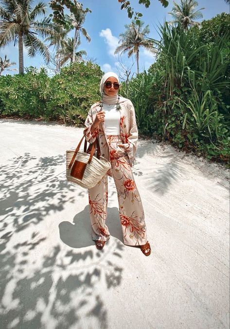 Hijab Honeymoon Outfits, Island Outfit Ideas Hijab, Modest Outfits Beach, Modest Maldives Outfits, Tropical Hijab Outfit, Maldives Modest Outfit Ideas, Outfit Ideas Beach Vacation Hijab, Honeymoon Outfits Modest, Maldives Hijab Outfit