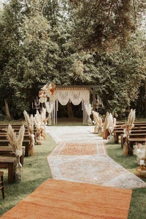 Boho Wedding ceremony: Beautiful Bohemian Wedding ceremony concepts You Will Love Check more at https://howcandothis.com/weddingideas/boho-wedding-ceremony-beautiful-bohemian-wedding-ceremony-concepts-you-will-love/ Boho Rustic Wedding Reception Decor, Rustic And Boho Wedding, Bohemian Romantic Wedding, Bohemian Wedding Aesthetic, Boho Color Palette Wedding, Boho Outside Wedding, Hippy Wedding Ideas, Boho Wedding Ideas Decoration, Simple Boho Wedding Decor