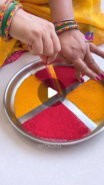 Rangoli Thali Decoration, Rangoli In Plate, Decorative Thali Ideas, Wedding Thali Decoration Ideas, Diwali Pooja Setup, Pooja Thali Decoration Ideas At Home, Satyanarayana Pooja Decoration Ideas, Puja Thali Decoration Ideas, Puja Thali Decoration