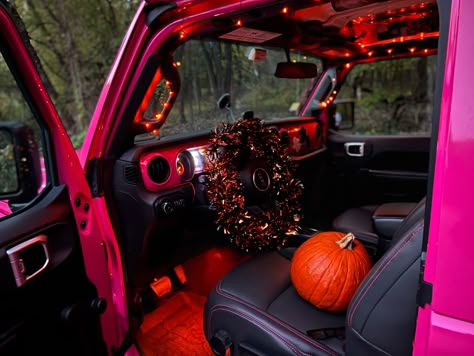 Halloween Decorations For Jeep Wrangler, Fall Jeep Decorations, Halloween Jeep Ideas, Jeep Halloween Decorations, Jeep Wrangler Halloween Ideas, Halloween Jeep Wrangler Decorations, Jeep Wreath, Pink Jeep Accessories, Jeep Customization