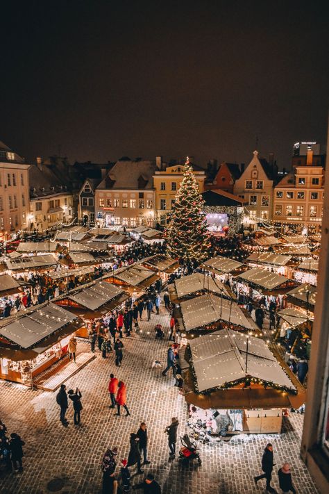 Xmas Couple, Mercado Medieval, Wallpaper Winter, Christmas In Europe, German Christmas Markets, Best Christmas Markets, Christmas Markets Europe, Christmas Program, Christmas Aesthetic Wallpaper