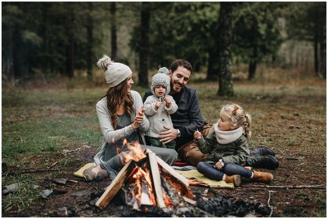 Family Camping Photography, Winter Family Photos, Mommy And Me Photo Shoot, Family Photoshoot Poses, Fall Family Portraits, Holiday Photoshoot, Winter Photoshoot, Winter Family, Family Camping Trip