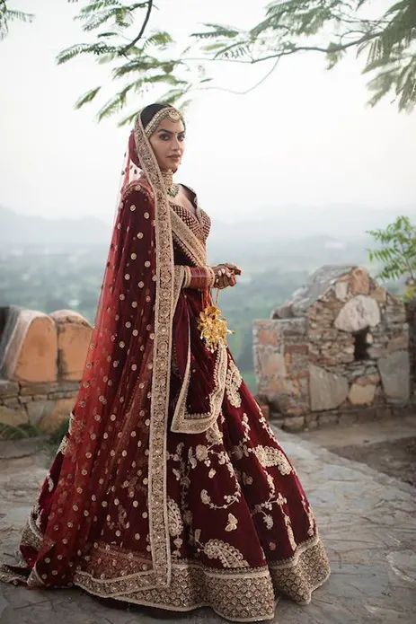 #lehnga #velvetlehnga #Sabyasachilehnga #indianbride #indianbridelook #bridallehnga #winterwedding #weddinglook #weddinginspo #Diipakhosla Maroon Velvet Lehenga, Lehenga For Wedding, Orang India, Velvet Dupatta, Sabyasachi Mukherjee, Indian Wedding Lehenga, Designer Bridal Lehenga Choli, Velvet Lehenga, Sabyasachi Lehenga