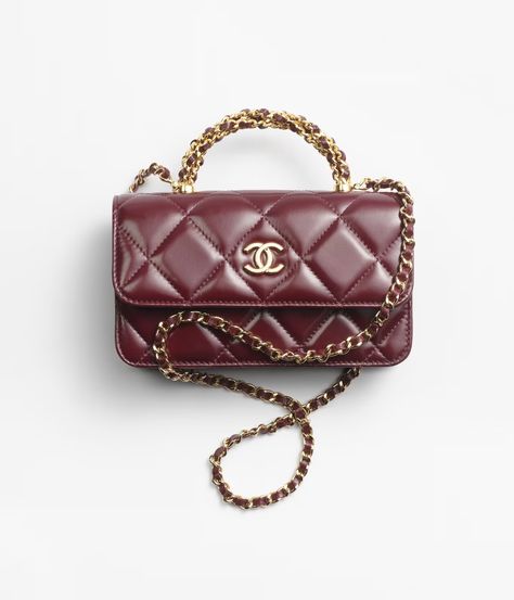 Clutches with Chain of the Fall-Winter 2024/25 Pre-Collection collection: Flap Phone Holder with Chain, shiny lambskin & gold-tone metal, burgundy on the CHANEL official website. Chanel Top Handle Bag, Coco Chanel Bags, Chanel Mini Flap Bag, Moda Chanel, Chanel Clutch, Chanel Top, Chanel Watch, Burgundy Fashion, Mode Chanel