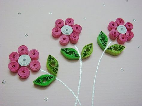 paper quilling tutorials | Paper quilling flowers.... Quilling For Kids, Quiling Paper Art, Easy Quilling, Arte Quilling, Paper Quilling Tutorial, Paper Quilling For Beginners, Paper Quilling Flowers, Paper Quilling Cards, Origami And Quilling