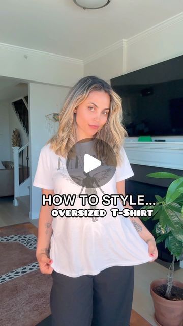 Oversized Tee Shirt Hacks, Style Big Tshirt, How To Wear Crop Tops, Big Tshirt Hacks, Oversized T Shirt Hacks, Cropping Tshirts Diy, Styling An Oversized Tshirt, Tshirt Hacks Too Big, Oversized Tshirt Hacks