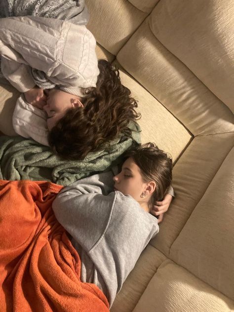 friends on sleepover#bestfriends#friends#sleepover#sleepingonsofa#sofa#friendssleepingtogether Friend Cuddles, Friends Aestethic, Friends Cuddle, Bed Rotting, Sleepover Aesthetic, Friends Sleepover, Cozy Couch, Vision Board, Best Friends