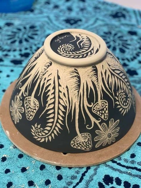 Scraffito Designs Simple Flower, Scraffito Designs Simple Vase, Plate Glaze Ideas, Cool Pottery Painting Ideas, Scrafitto Pottery, Pottery Etching, Pottery Underglaze Ideas, Ceramic Pottery Art Ideas, Sgrafitto Ceramics