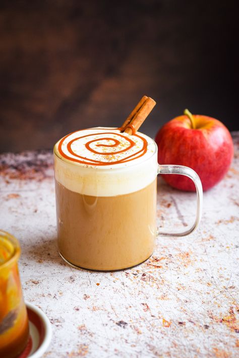 Caramel Apple Latte, Apple Pie Latte, Hot Drink Photography, Apple Crisp Latte, Caramel Apple Coffee, Apple Pie Coffee, Pumpkin Pie Latte, Apple Baking, Vegan Caramel Apple