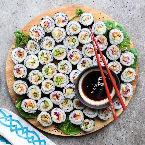 Tuna Sushi Rolls Recipe, Gluten Free Sushi, Resep Sushi, Tuna Sushi Rolls, Spicy Tuna Salad, How To Make Tuna, Sweet Custard, Veggie Sushi, Cream Salad