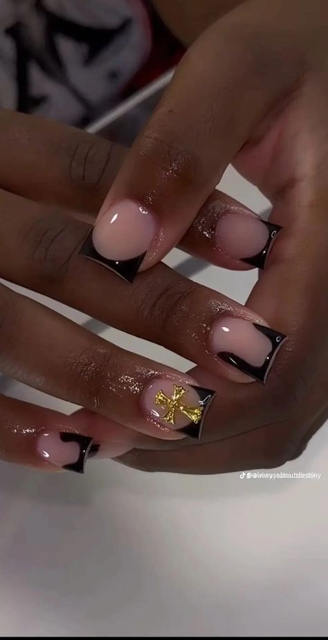 Short Black Set Nails, Short Black Nails Acrylic Square, Short Acrylic Nails Black And Gold, Short Nails With Black Tips, Cute Short Easy Nails, Black Short Nails Ideas Aesthetic, Black Prom Nails Acrylic Short, Short Black French Tip Nails With Charms, Short Braiders Nails