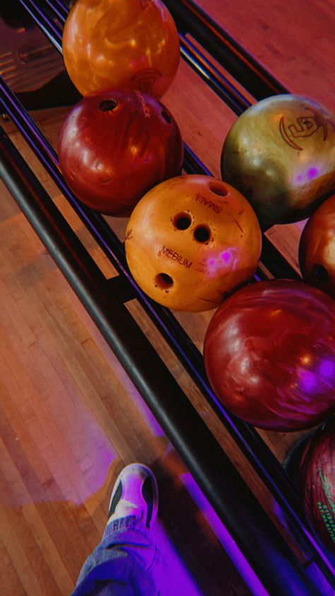 Bowling Astetic, Bowling Ally Aesthetic, Bowling Pics Aesthetic, Bowling With Friends Aesthetic, Bowling Alley Pictures, Bowling Photo Ideas, Aesthetic Bowling Pictures, Bowling Pictures Instagram, Bowling Fake Story