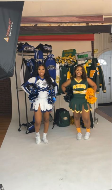 Cheer Accessories Ideas, Cheer Pictures Black, Cheer Accessories, Cheerleading Bags, Basketball Cheer, Senior Year Things, Black Cheerleaders, Senior Portrait Outfits, Cheer Routines