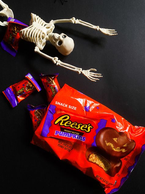 Halloween || candy || black || October 💀🔮🎃 Halloween Candy Photography, Chocolate Photography, Candy Photoshoot, Candy Photography, Spooky Candy, Halloween Chocolate, Pumpkin Candy, Halloween Photos, Halloween Candy