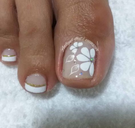 Toenail Art Designs, Subtle Nail Art, Disney Acrylic Nails, Pedicure Designs Toenails, French Pedicure, Gel Toe Nails, Pretty Toe Nails, Fall Nail Art Designs, Cute Toe Nails