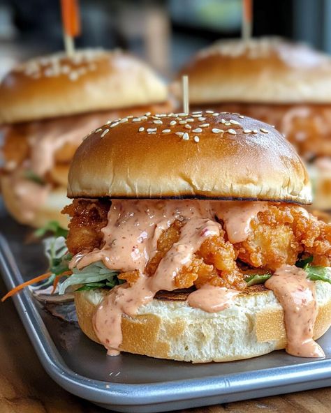 Bang Bang Chicken Sliders Easy Chicken Parmesan Sliders, Bang Bang Chicken Sliders Recipe, Easy Dinner Sliders, Honey Mustard Chicken Sliders, Bang Bang Chicken Sandwich, Bang Bang Chicken Sliders, Chicken Tender Sliders, Chicken Sliders Recipes Hawaiian Rolls, Chicken Sliders Recipes Kings Hawaiian