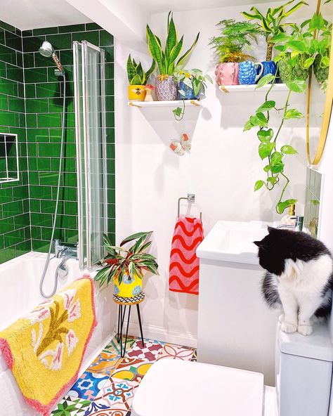 Friday Bathroom shot 🪴💚🛁🧼… and Tommy sitting in a random spot as always! I hope you’ve all had a lovely week, I’m sure the weeks fly by quicker each week.. it’s definitely autumn and getting colder. I’m on the hunt for some logs and fireplace decor. We’re also finally making a bench seat in the Livingroom which I will share on my stories for you to see! 🧹 Are you up to much this weekend? 🥰 #bathroom #colourfulhomevibe #cottagecore #cutecats #bathroomdecor #patterntiles #prettyinteriors #h... Small Bathroom Colors, Bathroom Details, Round Bath, Modern Bathroom Remodel, Decoration House, Cottage Bathroom, Bathroom Plants, Cottage House, Small Bathroom Design