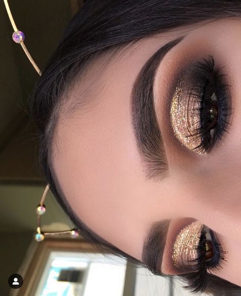 Mother Of The Quinceanera Makeup, Black And Gold Quince Makeup, Gold And Black Makeup Looks, Makeup Dorado, Black And Gold Makeup, Make Up Gold, Eyebrows Eyelashes, Eyeliner Eyeshadow, Formal Makeup