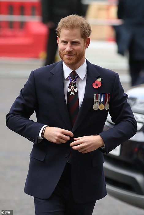 Harry joined his sister-in-law at the Anzac Day service as he made a surprise appearance a... Prins Harry, Prinz Harry, British Royal Families, Royal Family News, House Of Windsor, Duke Of Cambridge, Anzac Day, Westminster Abbey, Duchess Kate