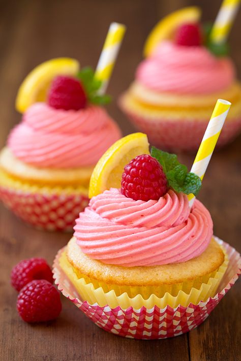 Though it may still be winter why not get that summery feel we all crave and make a batch of these irresistibly delicious Raspberry Lemonade Cupcakes? Summer Themed Cupcakes, Raspberry Lemonade Cupcakes, Cupcake Receptek, Raspberry Buttercream Frosting, Delicious Cupcakes Recipes, Lemonade Cupcakes, Summer Cupcakes, Cake Mini, Lemon Cupcakes