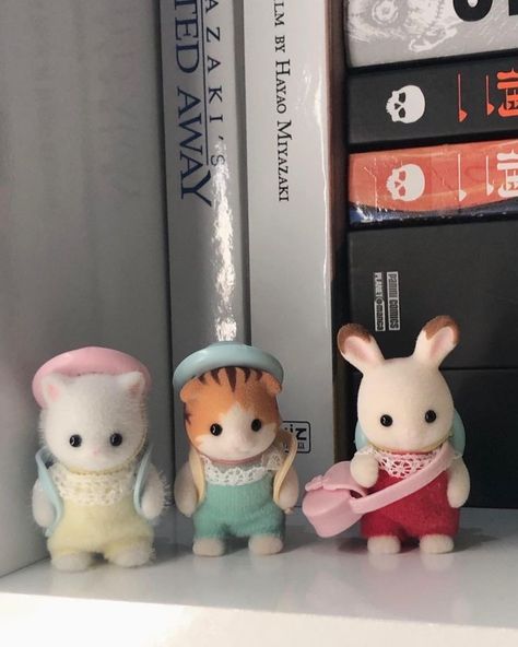 Sylvanian Families Aesthetic, Critters 3, Calico Critters Families, Calico Critter, Sylvanian Family, Fotografi Vintage, Calico Critters, Little Critter, Sonny Angel