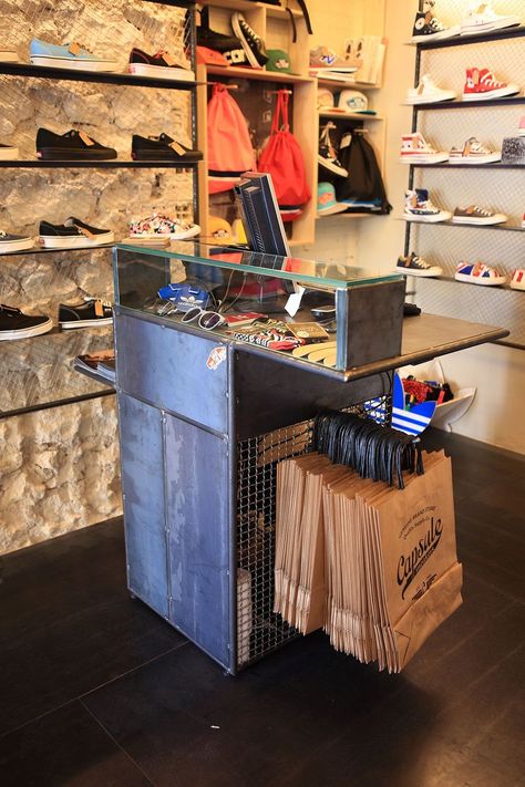 Checkout Counter Ideas, Jeep Merchandise, Butik Design, Counter Ideas, Shoe Store Design, Checkout Counter, Clothing Store Displays, Clothing Store Interior, Clothing Store Design