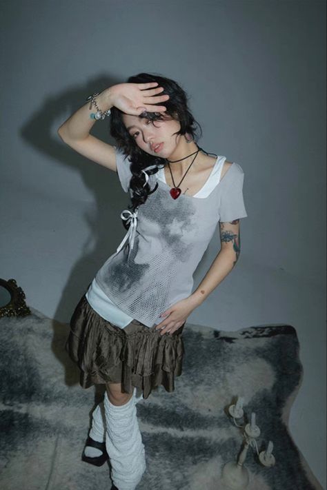 Chinese Grunge Fashion, 2000s Asian Fashion, Chinese Y2k Fashion, Chinese Y2k, Y2k Asian, Vintage Headphones, Y2k Grunge Fashion, Japanese 90s, Y2k Acubi