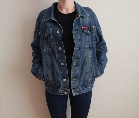 aa169b49b583a2b5af89203c2b78c67cdesc53164335ri Dark Jean Jacket, Skater Outfit, Jean Jacket Styles, Adrette Outfits, Jean Jacket Outfits, Stylish Winter Outfits, 90s Jeans, Lee Cooper, Daisy Dukes