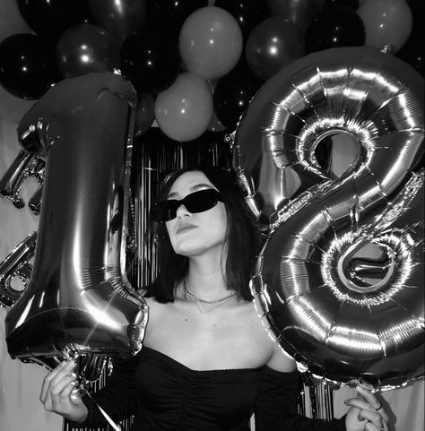 Pictures For 18th Birthday, Birthday Foto Ideas Girl, 18th Birthday Photoshoot Ideas Aesthetic, Poses For Pictures Birthday, 18th Birthday Picture Ideas, Birthday Photo Instagram, 18th Birthday Pics, 18th Birthday Pictures, Birthday 18th Girl