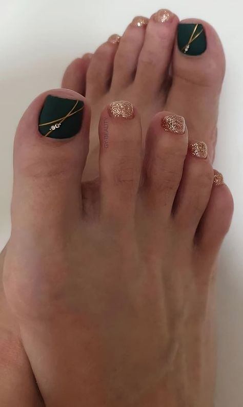 30 Green Toe Nail Designs To Bring You Goodluck On St. Patrick’s Day - 242 Gold Accent Pedicure, Black And Gold Toenail Designs, Pedicure With Gold Line, Green And Gold Pedicure Ideas, Pedicure Simple Design, Green Toes Designs, Nye Toe Nails, Emerald Green Pedicure Ideas, Green And Gold Toenails