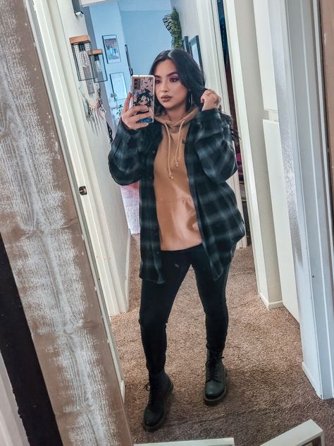 Midsize Flannel Outfit, Outfits With Black Timberlands, Flannel Women’s Outfit, Flannel And Sweatshirt Outfit, Outfits With Black Leather Jacket, Sweatshirt And Flannel Outfit, Doc Martens Outfit Jeans, Flannel And Hoodie Outfit, Flannel Hoodie Outfit