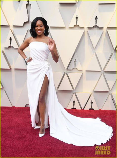 Regina King Shows Some Leg in Amazing Oscars 2019 Red Carpet Look! | regina king oscars 2019 03 - Photo Laura Marano, Zac Posen, Vestidos Oscar, Oscars Red Carpet Dresses, Vestido Strapless, Academy Awards Red Carpet, Oscars Red Carpet, Regina King, Oscar Fashion