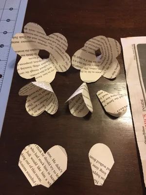 Coffee Filter Flowers Diy, Newspaper Flowers, Book Page Roses, Rose Book, Book Page Flowers, Paper Rose Template, Sheet Music Crafts, Paper Flower Centerpieces, Page Crafts