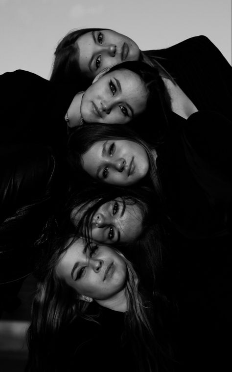 Simple Group Photoshoot, Black And White Sister Photos, Group Self Photo Studio, Cool Group Photoshoot, All Black Group Photoshoot, Friendship Photoshoot Ideas Studio, Photo Ideas For 5 Friends, Self Shoot Studio Poses Friends, Group Editorial Photoshoot