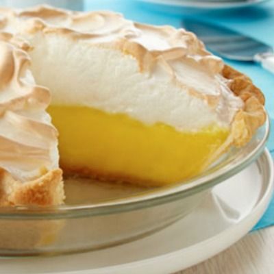 This classic lemon meringue pie is exceptional and is absolutely beautiful to behold. The lemon flavor is a sweet and tangy slice of heaven! Pie Crust For Lemon Meringue, Lemon Meringue Pie Crust Recipe, Classic Lemon Meringue Pie, Desserts Nutella, Best Lemon Meringue Pie, Lemon Meringue Pie Recipe, Meringue Pies, Lemon Pie Recipe, Smores Dessert