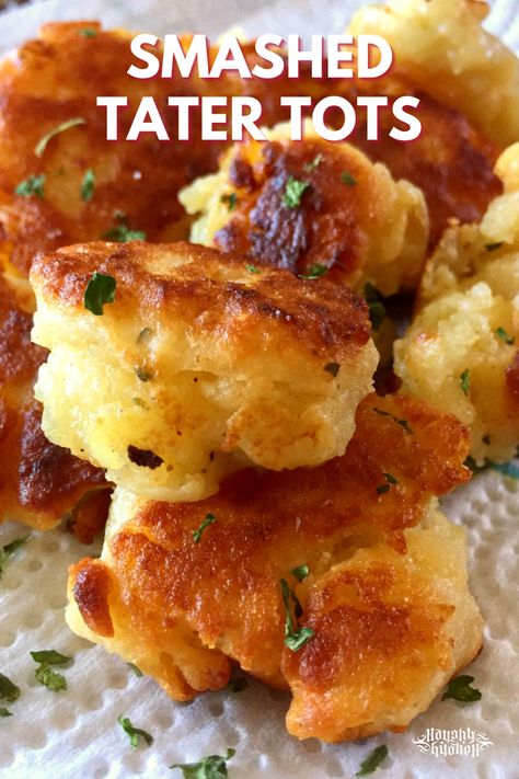 Sour cream tater tots Smashed Tater Tots, Tator Tot Recipe, Tater Tot Appetizers, Tater Tot Recipes, Red Potato Recipes, Golden Coins, Potato Sides, Tater Tots, Fluffy Clouds