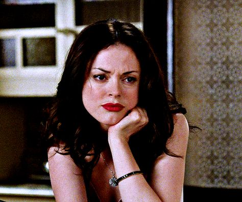 Paige Charmed, Tatum Riley, Paige Matthews, 90s Horror Movies, Charmed 1998, Feminine Makeup, Scream Cast, Charmed Tv Show, Beverly Hills Chihuahua