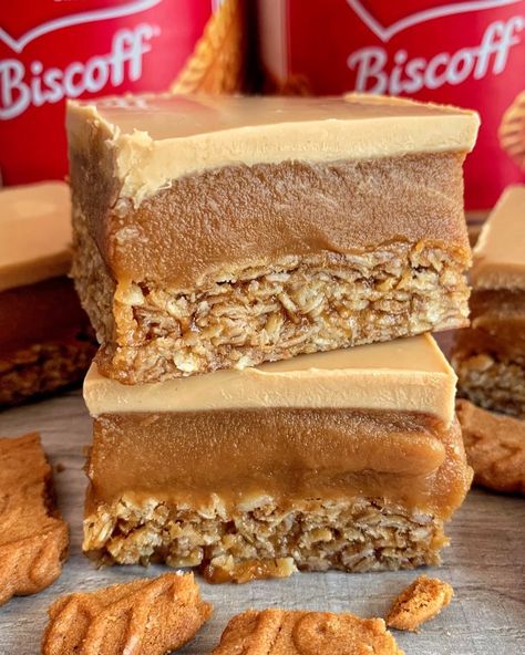 Fitwaffle Kitchen on Instagram: “BISCOFF MILLIONAIRES FLAPJACKS 😍 A Biscoff flapjack base, thick, gooey caramel and a Biscoff, white chocolate topping 🤤 Biscoff lovers you…” Biscoff Flapjack Recipe, Millionaires Flapjack, Biscoff Flapjack, Biscoff Millionaires, Fitwaffle Kitchen, Food Polls, Chocolate Flapjacks, Polaroid Display, Holiday Candy Recipes