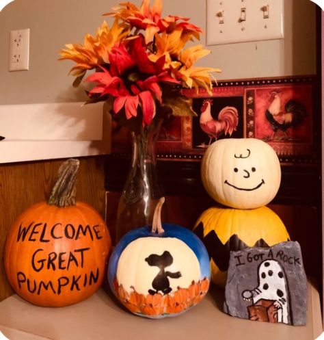 Painting Pumpkin Aesthetic, Charlie Brown Painted Pumpkin, Pumpkin Painting Ideas Charlie Brown, Peanuts Pumpkin Painting, Pumpkin Painting Ideas Snoopy, Charlie Brown Pumpkin Painting, Snoopy Pumpkin Painting, Charlie Brown Pumpkin, Snoopy Pumpkin