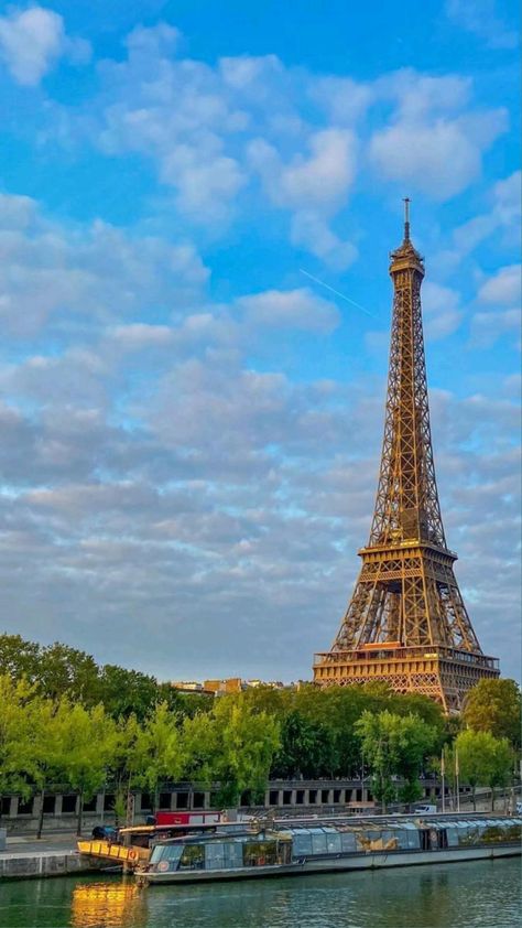 Eiffel Tower Pictures, Torre Eiffel Paris, New Nature Wallpaper, Eiffel Tower Photography, Paris Dream, France Aesthetic, Paris Tour Eiffel, Paris Wallpaper, Paris Pictures