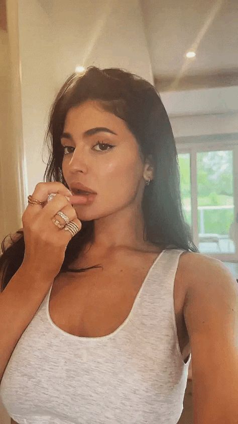 kylie jenner lipgloss profile picture banner layout gif 1/2 Kylie Jenner Profile, Kylie Jenner Lipgloss, Kylie Jenner Video, Kylie Jenner Gif, Banner Layout, Picture Banner, Baddie Filters, Kylie Jenner Style, King Kylie