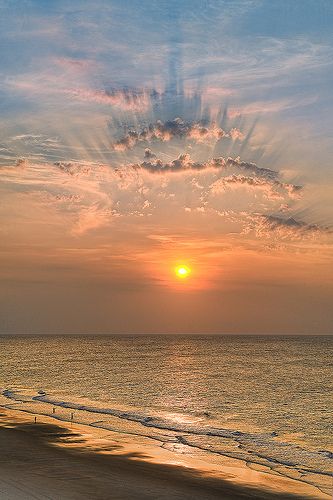 “Because there's nothing more beautiful than the way the ocean refuses to stop kissing the shoreline, no matter how many times it's sent away.”   ― Sarah Kay Amazing Nature, Ocean And Beach, Walking On The Beach, Matka Natura, Belle Nature, Clouds Pattern, Beautiful Sunrise, Beautiful Sky, Beautiful Sunset